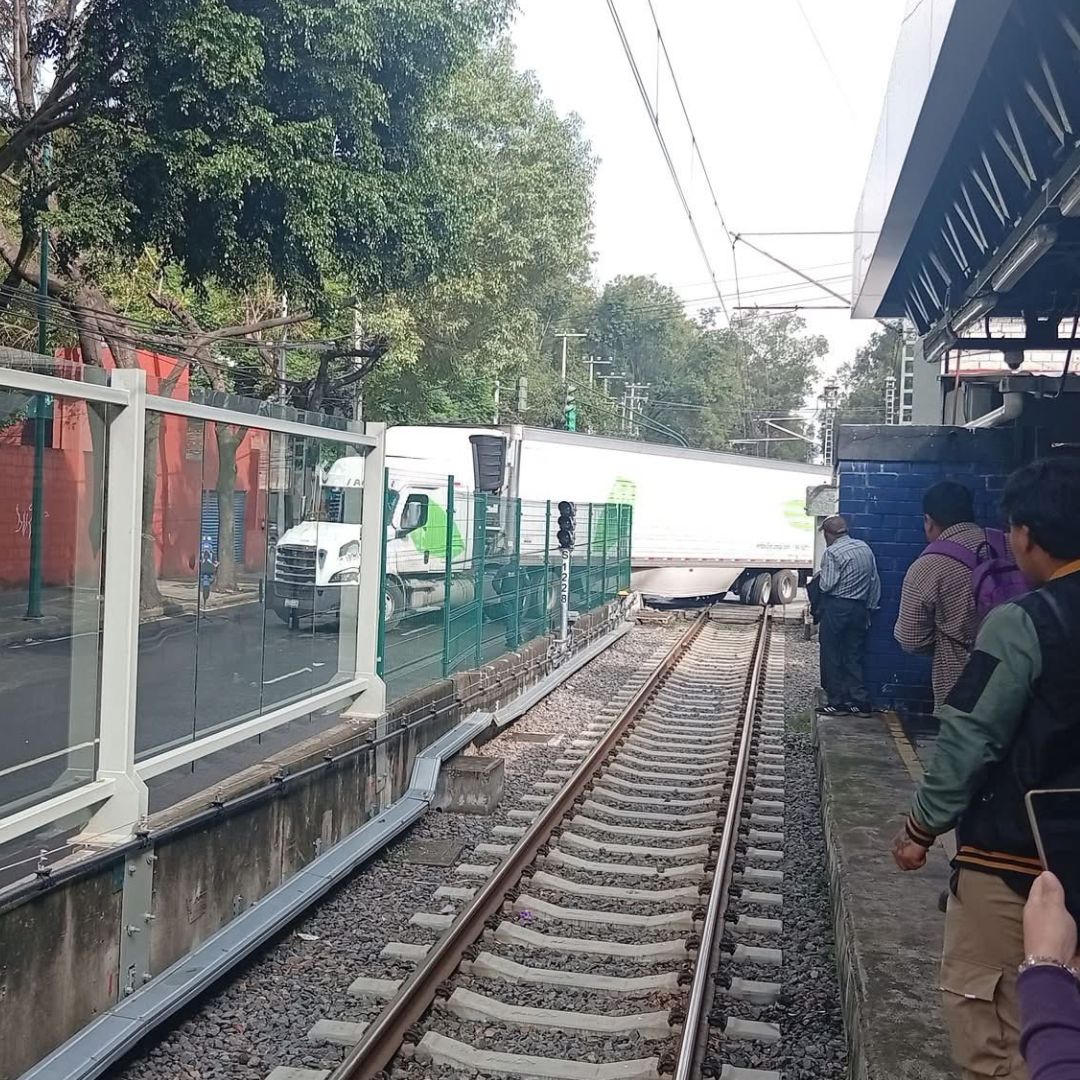 Tráiler Impacta Barda en Xomali y Afecta Servicio del Tren Ligero. Foto: @STECDMX